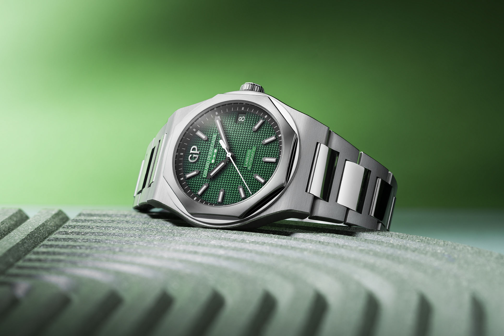 Thu mua dong ho Girard-Perregaux Laureato cu chinh hang 3