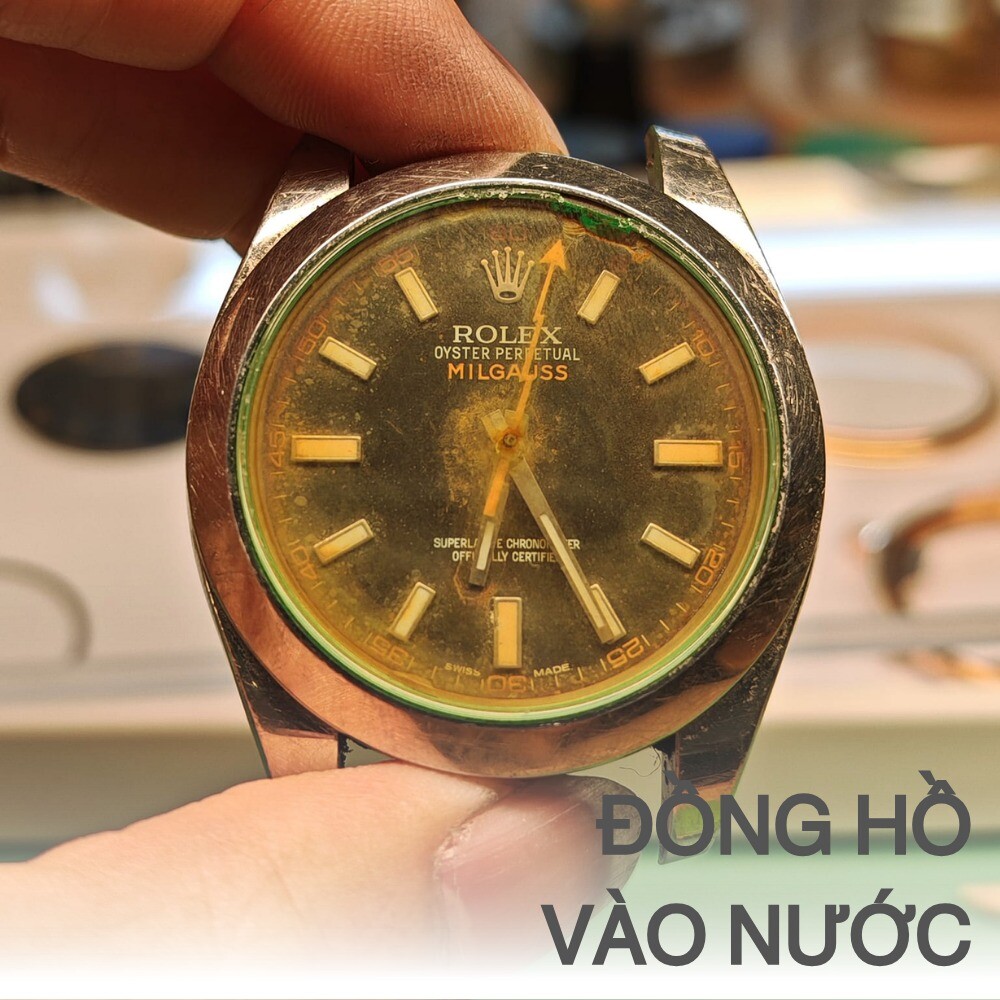 Đồng hồ Rolex vào nước – mặt số xuống màu, hư hại nặng