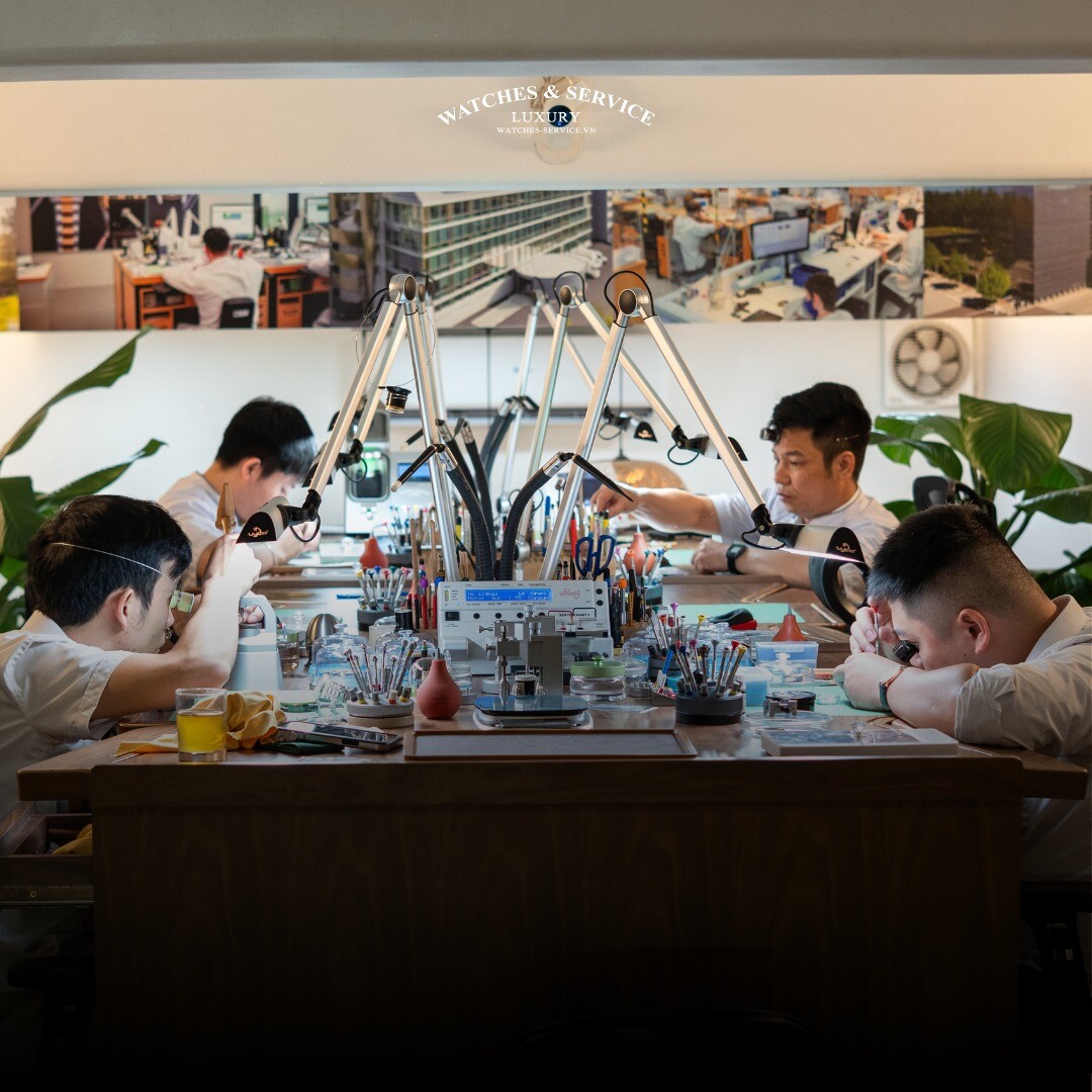 Đội ngũ kỹ thuật viên chuyên nghiệp trong môi trường đạt chuẩn quốc tế tại Watches & Service Luxury